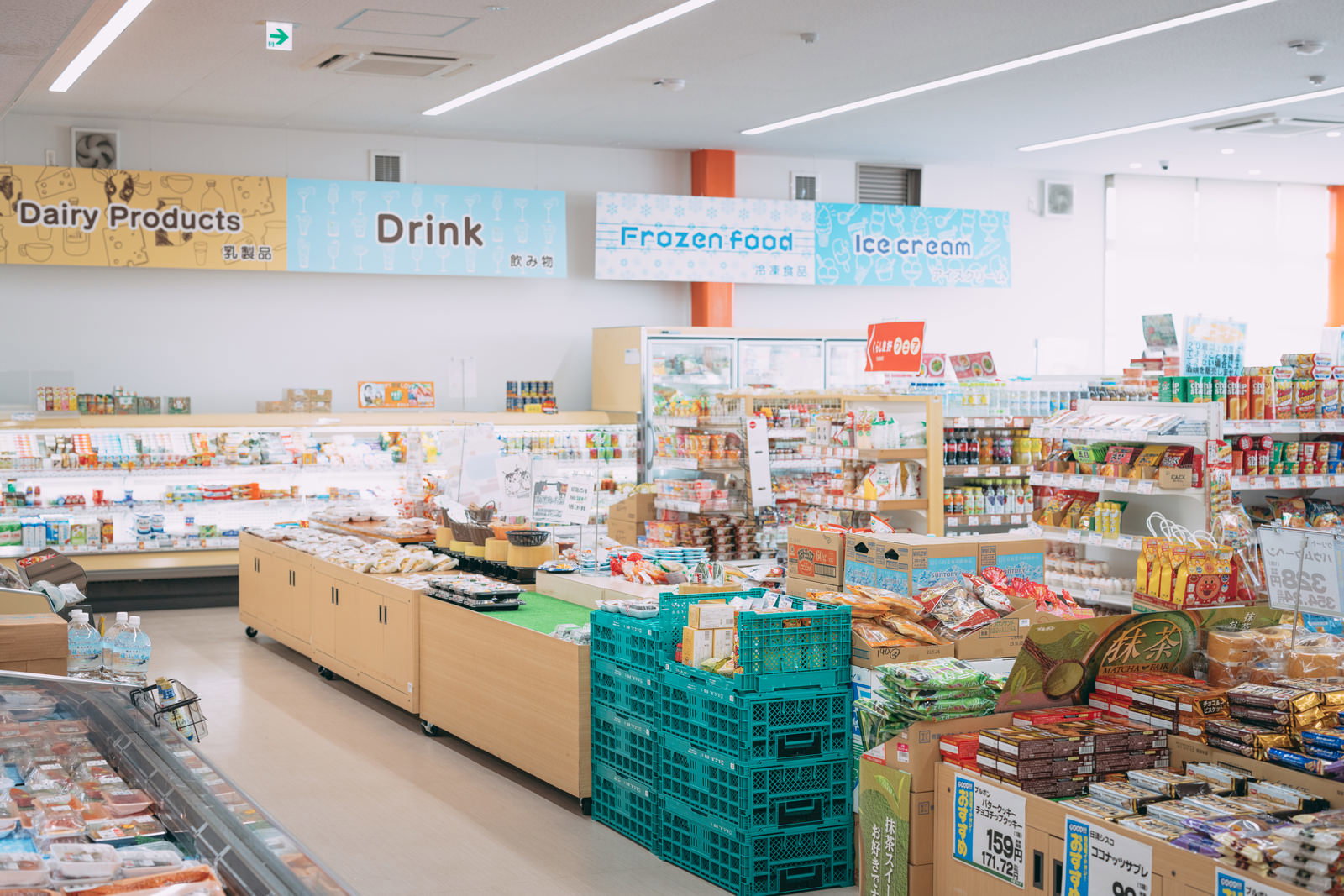 南相馬市の小高ストア店内で商品棚を整理するコンテナと段ボール箱