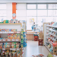 福島県南相馬市の小高ストアの商品棚とレジ周辺の店内風景の写真