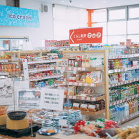 福島県南相馬市の小高ストアの商品棚に並ぶ食品や調味料やレトルト食品の写真