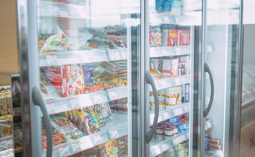 小高ストアの冷凍商品とレトルト食品が並ぶチルド売り場