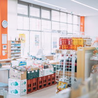 福島県南相馬市の小高ストアのレジ前に並ぶ商品棚の風景の写真