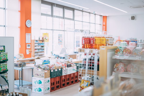 福島県南相馬市の小高ストアのレジ前に並ぶ商品棚の風景