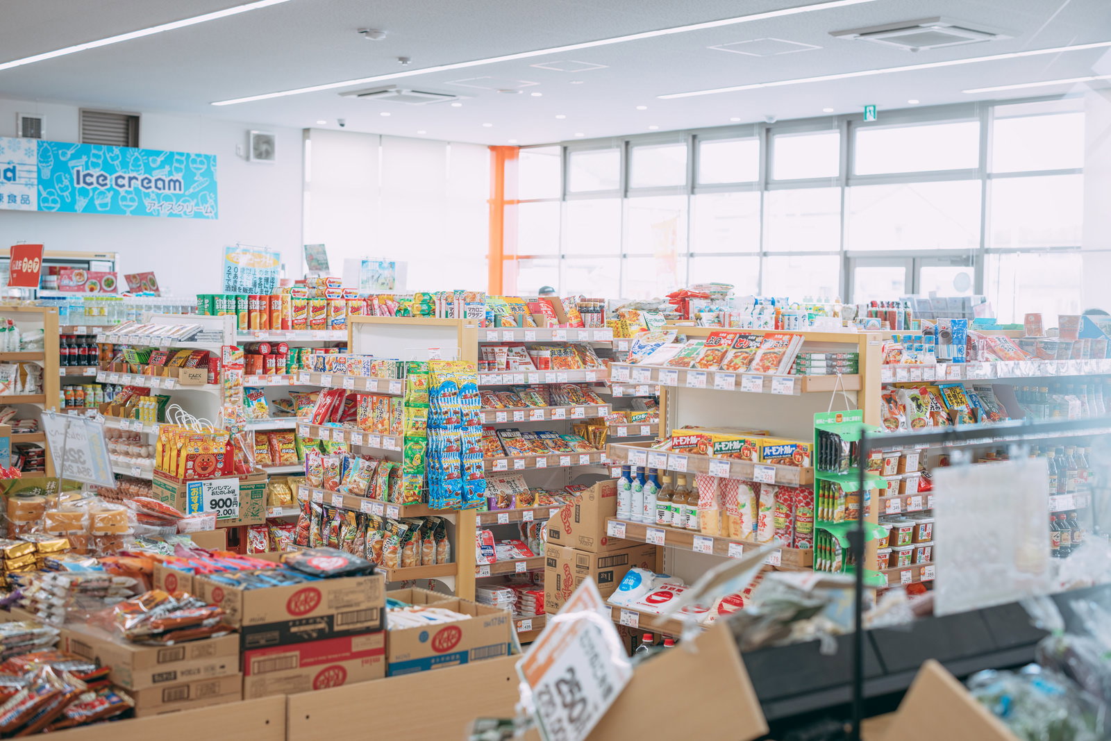 明るい店内に商品がぎっしり並ぶ小高ストアの棚