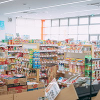 小高ストアの光あふれる店内、所狭しと並ぶ商品棚の写真