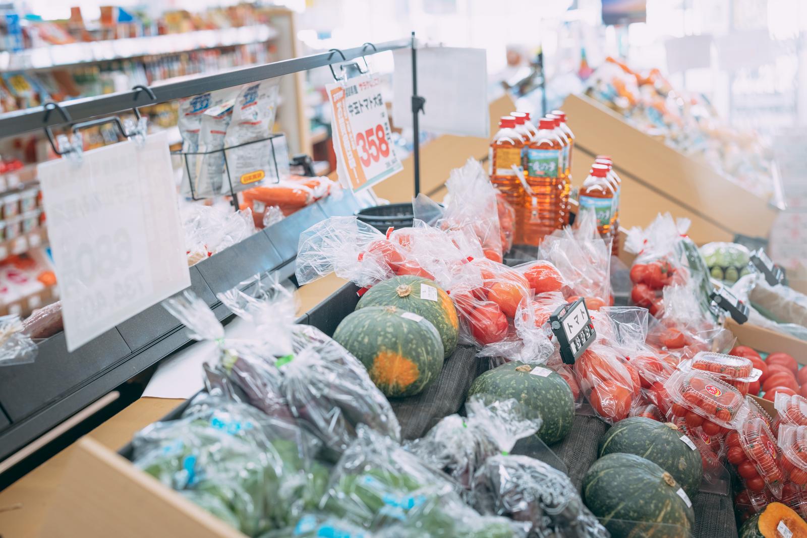 小高ストアの野菜売場に陳列されたにんじんとトマト