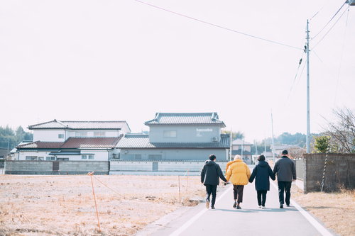 福島県小高で仲間と手をつなぎ歩く地域交流