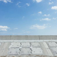 南相馬の海岸防波堤と青空 福島県浜通りのコンクリート堤防の写真