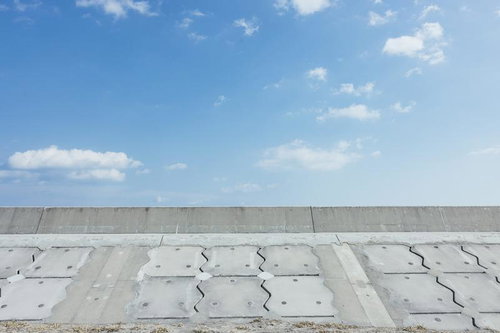 南相馬の海岸防波堤と青空 福島県浜通りのコンクリート堤防