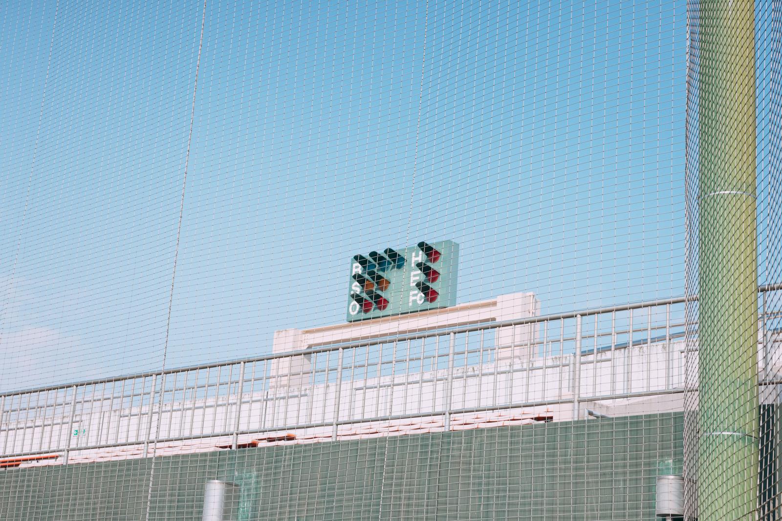 みちのく鹿島球場の電光掲示板に表示されたBSO。青空が広がり、観客席のネットが見える