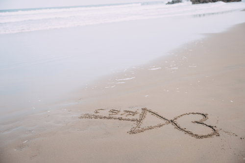 相合い傘に「たかし」だけ書かれた砂浜