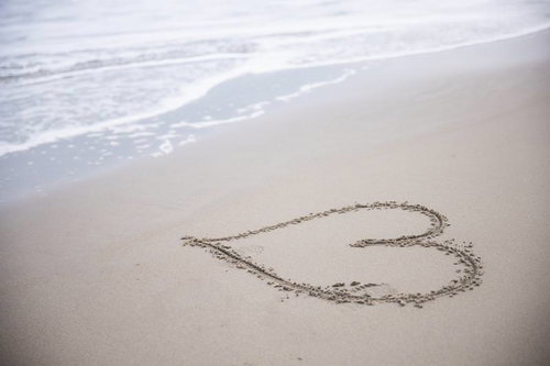 海岸の砂浜に描かれたハート、福島県南相馬市の波打ち際