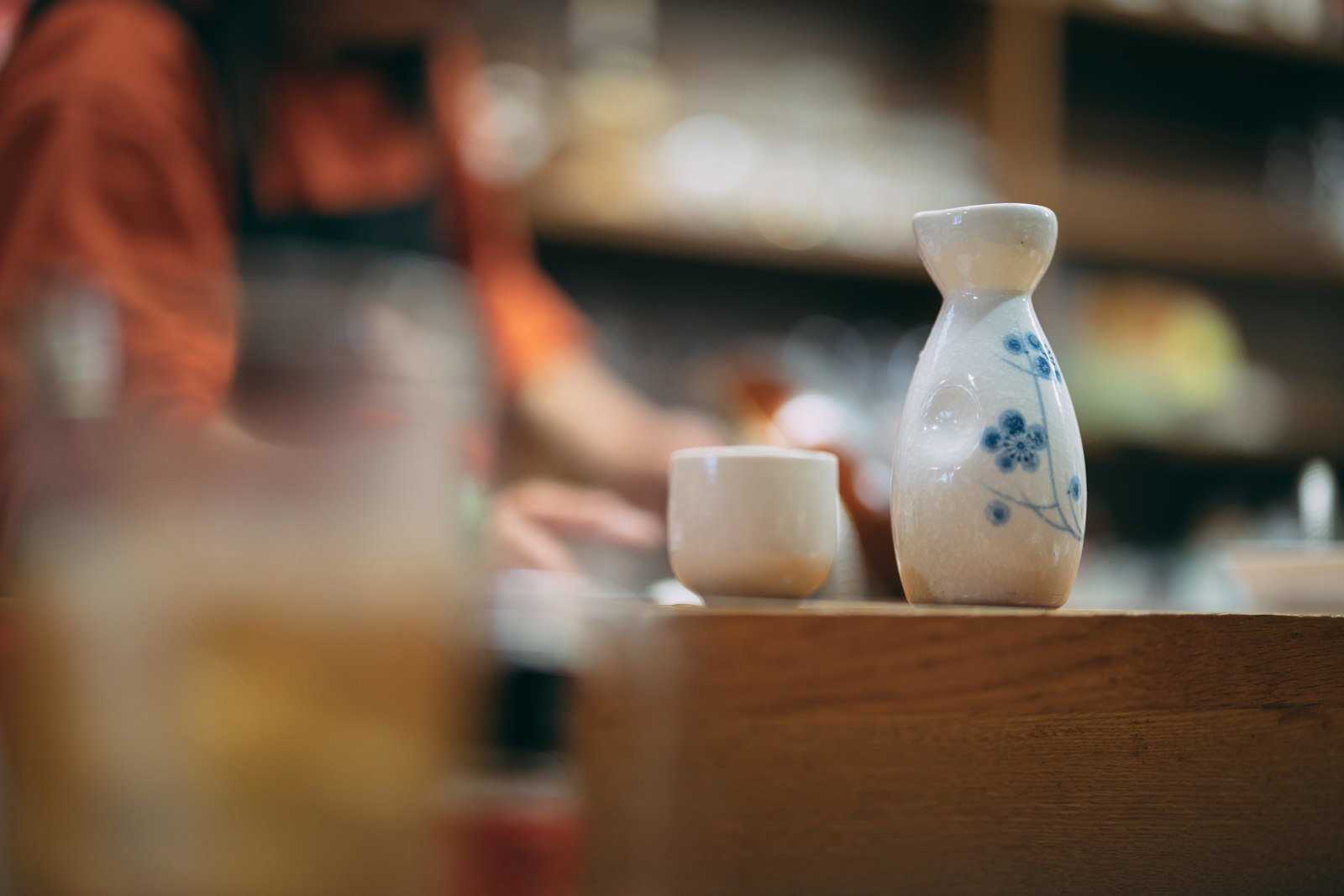 広野駅近くの居酒屋で提供される日本酒の熱燗をとっくりとおちょこで