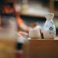 広野駅近くの居酒屋で提供される日本酒の熱燗とおちょこの写真