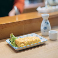 ちょい呑み小恋で女将が作ってくれた厚焼き玉子と日本酒の写真