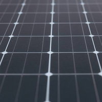 太陽光パネルの発電装置 白いセルが規則正しく並ぶソーラーパネルのの写真