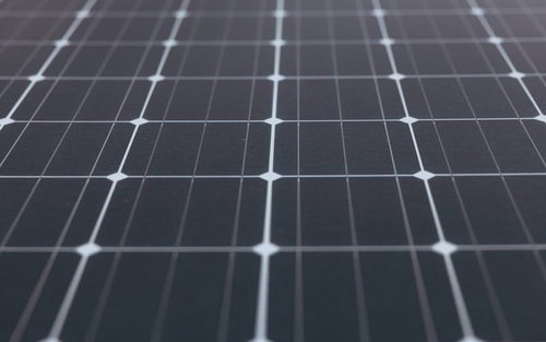 太陽光パネルの発電装置 白いセルが規則正しく並ぶソーラーパネルの