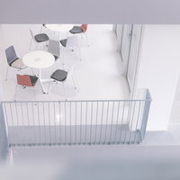 双葉町産業交流センターの白いテーブルと椅子がある休憩スペースの写真