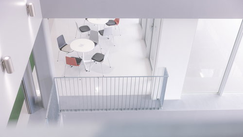 双葉町産業交流センターの白いテーブルと椅子がある休憩スペース