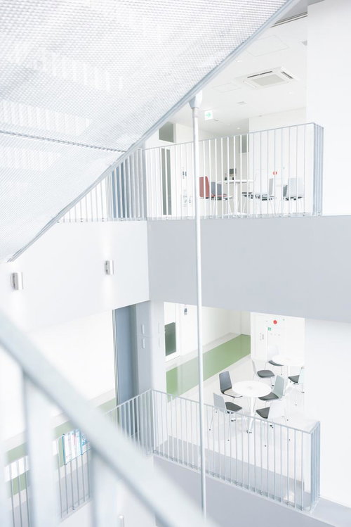 自然光が降り注ぐ双葉町産業交流センターの階層構造