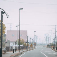 双葉町の秋の通り道を走行中の風景の写真