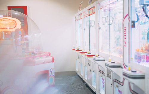 施設内に並ぶUFOキャッチャーのゲームセンター