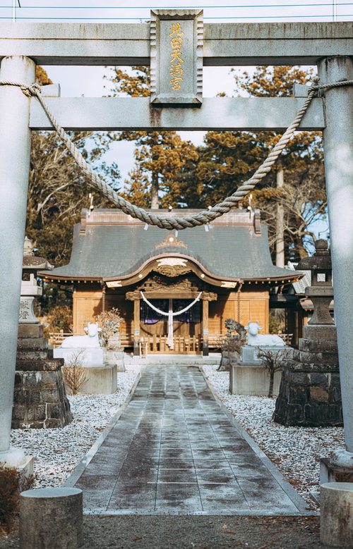 福島県楢葉町の北田天満宮の石造鳥居と奥に見える本殿