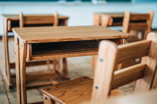 古い学校教室の木製机と椅子、懐かしい昭和レトロな学校風景