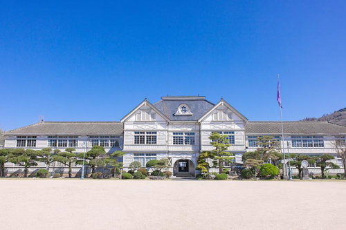 歴史を刻む旧遷喬尋常小学校の白い洋館校舎