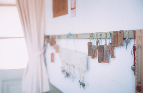 旧遷喬尋常小学校の長押に掛けられた木製の鍵