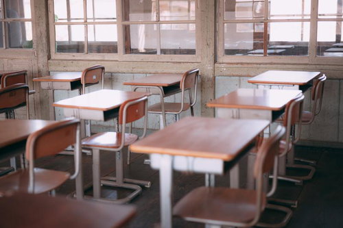 旧遷喬尋常小学校の教室に並ぶ学習机と椅子