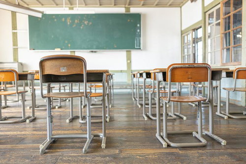 教育の基盤、学習机と椅子が並ぶ旧遷喬尋常小学校の教室