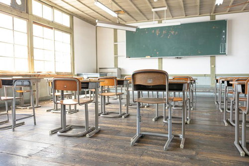 学習机と椅子が配置される教室の構造