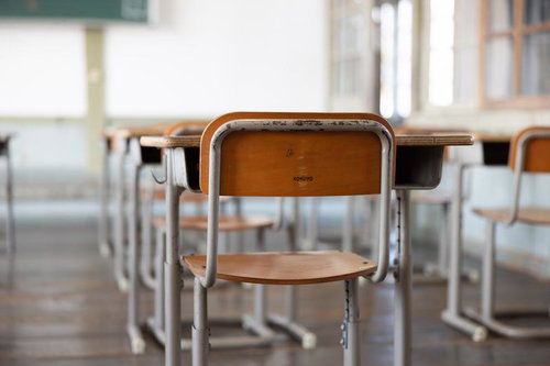 旧遷喬尋常小学校の教室に並ぶ学習椅子の背もたれ