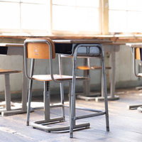 明るく照らす教室の学習机と椅子の風景～旧遷喬尋常小学校の写真