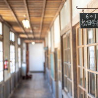 静けさの中の放課後の廊下、6の1松田学級の看板が掛かる校舎の写真