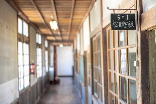 静けさの中の放課後の廊下、6の1松田学級の看板が掛かる校舎