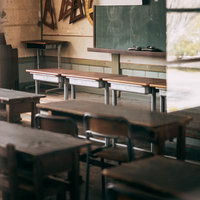 窓から見た放課後の無人の教室、旧遷喬尋常小学校の学習机の写真