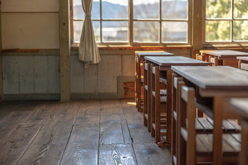 旧遷喬尋常小学校の教室に残された一番後ろの学習机と椅子