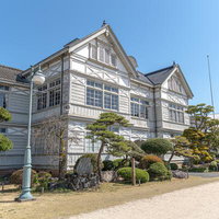 岡山県真庭市の旧遷喬尋常小学校、レトロな街灯のある洋館木造校舎の写真