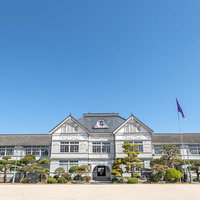 木造校舎の趣、岡山県の旧遷喬尋常小学校の白壁洋館の写真
