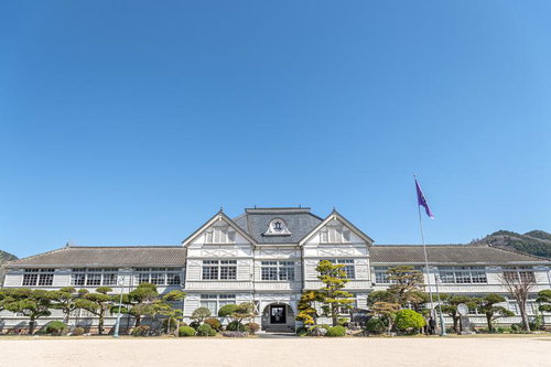 木造校舎の趣、岡山県の旧遷喬尋常小学校の白壁洋館