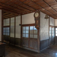 旧遷喬尋常小学校の放課後の廊下に設置された古い柱時計の写真