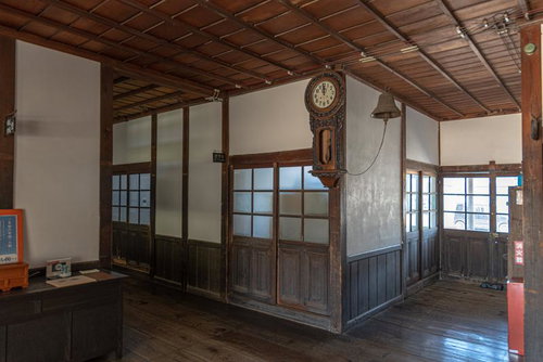 旧遷喬尋常小学校の放課後の廊下に設置された古い柱時計