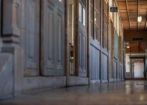 静寂の時間と放課後の廊下 旧遷喬尋常小学校