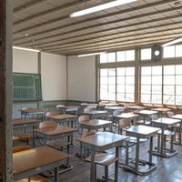 明るく照らされた学習の舞台、旧遷喬尋常小学校の教室の写真