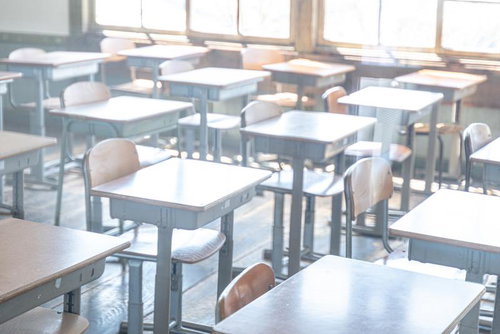 窓ガラス越しに見る霞む教室の机と椅子、旧遷喬尋常小学校の校舎
