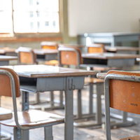 窓と学習机が描く教室の風景の写真