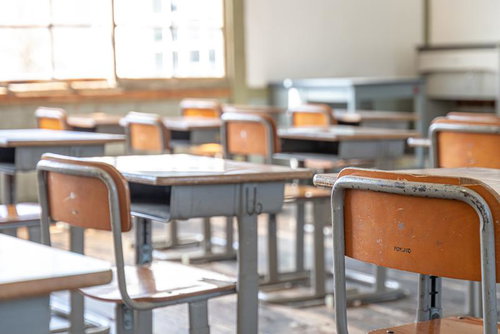 窓と学習机が描く教室の風景