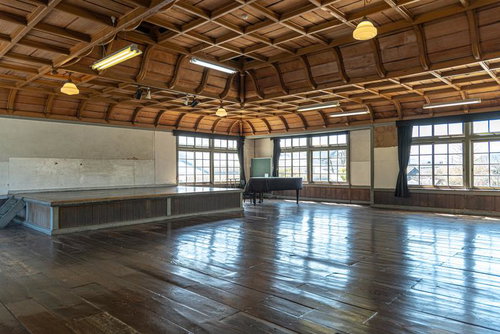 旧遷喬尋常小学校の講堂と格天井のデザイン