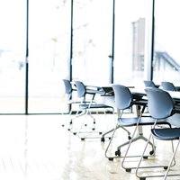 双葉町産業交流センターの会議室に並ぶミーティング用の椅子の写真